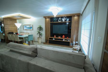 Casa de condomínio à venda com 392m², 4 quartos e 6 vagasSala