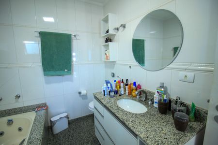 Casa de condomínio à venda com 392m², 4 quartos e 6 vagasBanheiro da Suíte 1