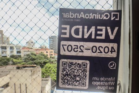 Apartamento à venda com 77m², 2 quartos e sem vagaPlaquinha na janela do imóvel