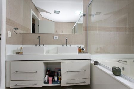 Casa para alugar com 400m², 3 quartos e 4 vagas Casa para alugar com 400m², 3 quartos e 4 vagasBanheiro da Suíte 2