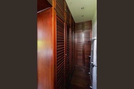 Casa para alugar com 2700m², 4 quartos e 16 vagas Casa para alugar com 2700m², 4 quartos e 16 vagasCloset da suíte 1