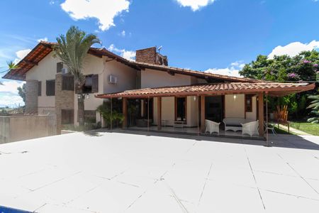 Casa para alugar com 2700m², 4 quartos e 16 vagas Casa para alugar com 2700m², 4 quartos e 16 vagasFachada