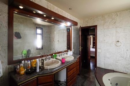 Casa para alugar com 2700m², 4 quartos e 16 vagas Casa para alugar com 2700m², 4 quartos e 16 vagasBanheiro da suíte 2