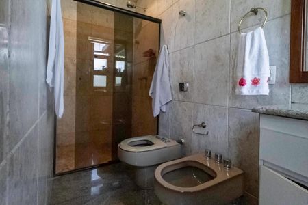 Casa para alugar com 2700m², 4 quartos e 16 vagas Casa para alugar com 2700m², 4 quartos e 16 vagasBanheiro da suíte 1