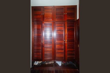 Casa para alugar com 2700m², 4 quartos e 16 vagas Casa para alugar com 2700m², 4 quartos e 16 vagasCloset da suíte 2