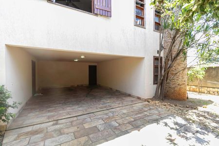 Casa para alugar com 2700m², 4 quartos e 16 vagas Casa para alugar com 2700m², 4 quartos e 16 vagasGaragem