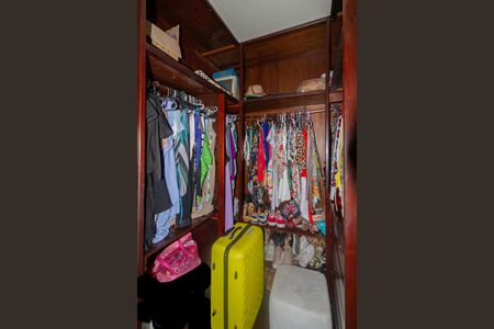 Casa para alugar com 2700m², 4 quartos e 16 vagas Casa para alugar com 2700m², 4 quartos e 16 vagasCloset da suíte 2