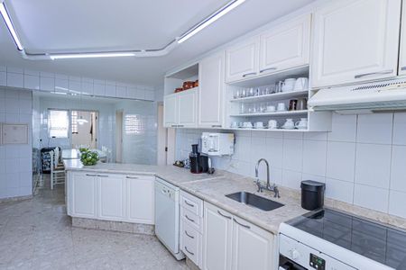 Apartamento à venda com 198m², 4 quartos e 2 vagas Apartamento à venda com 198m², 4 quartos e 2 vagasCozinha