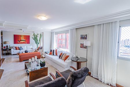 Apartamento à venda com 198m², 4 quartos e 2 vagas Apartamento à venda com 198m², 4 quartos e 2 vagasSala de estar