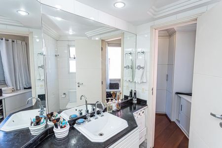 Apartamento à venda com 198m², 4 quartos e 2 vagas Apartamento à venda com 198m², 4 quartos e 2 vagasBanheiro suite 1