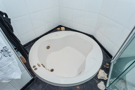 Apartamento à venda com 198m², 4 quartos e 2 vagas Apartamento à venda com 198m², 4 quartos e 2 vagasBanheiro suite 1