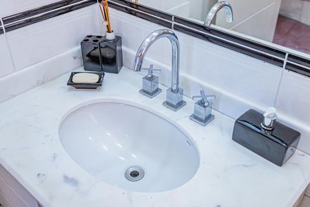 Apartamento à venda com 198m², 4 quartos e 2 vagas Apartamento à venda com 198m², 4 quartos e 2 vagasBanheiro suite 2