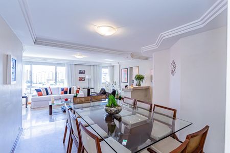 Apartamento à venda com 198m², 4 quartos e 2 vagas Apartamento à venda com 198m², 4 quartos e 2 vagasSala de Jantar