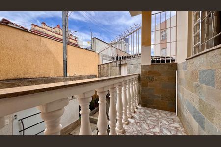 Casa à venda com 310m², 4 quartos e 8 vagasVaranda