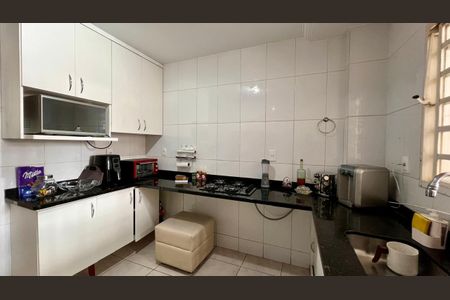 Casa à venda com 310m², 4 quartos e 8 vagascozinha