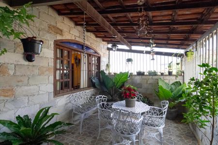 Casa à venda com 200m², 3 quartos e 2 vagasVaranda