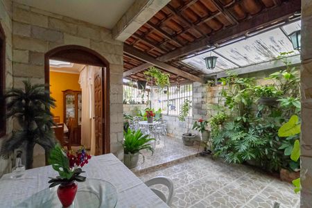 Casa à venda com 200m², 3 quartos e 2 vagasEntrada