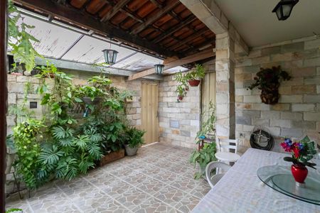 Casa à venda com 200m², 3 quartos e 2 vagasEntrada