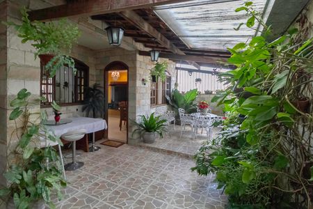 Casa à venda com 200m², 3 quartos e 2 vagasEntrada