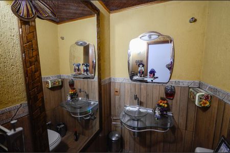 Casa à venda com 247m², 4 quartos e 4 vagasBanheiro 1