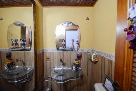 Casa à venda com 247m², 4 quartos e 4 vagasBanheiro 1