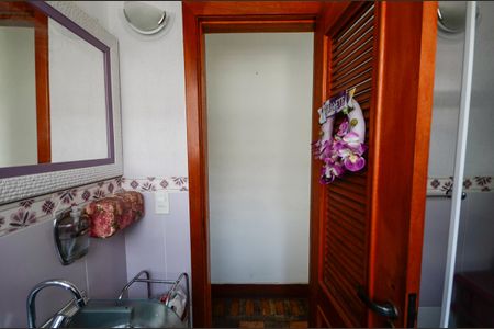 Casa à venda com 247m², 4 quartos e 4 vagasBanheiro 2