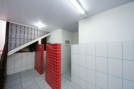 Casa à venda com 200m², 2 quartos e 6 vagasSalão - Banheiros