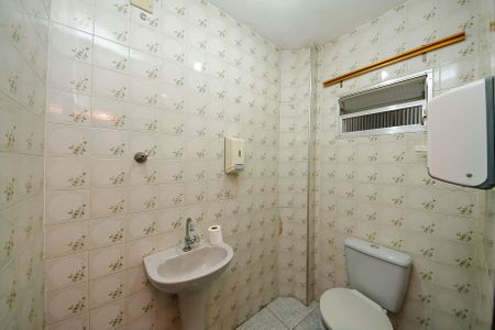 Casa à venda com 200m², 2 quartos e 6 vagasSalão - Banheiro 2