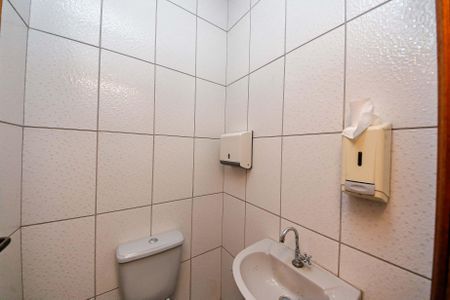 Casa à venda com 200m², 2 quartos e 6 vagasSalão - Banheiro 1