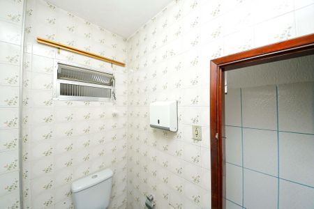 Casa à venda com 200m², 2 quartos e 6 vagasSalão - Banheiro 2