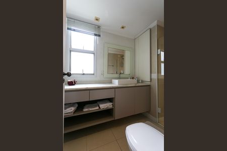 Apartamento à venda com 107m², 2 quartos e 2 vagas Apartamento à venda com 107m², 2 quartos e 2 vagasBanheiro da Suíte