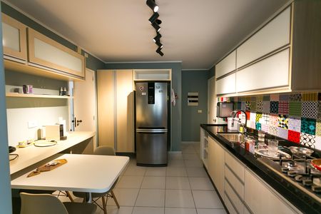 Apartamento à venda com 107m², 2 quartos e 2 vagas Apartamento à venda com 107m², 2 quartos e 2 vagasCozinha