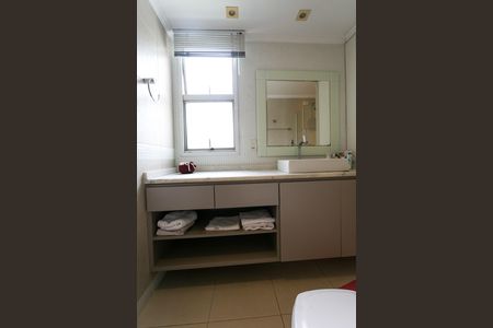 Apartamento à venda com 107m², 2 quartos e 2 vagas Apartamento à venda com 107m², 2 quartos e 2 vagasBanheiro da Suíte