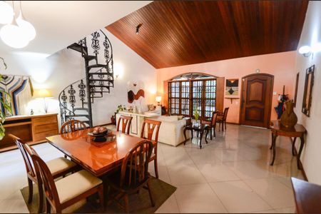 Casa à venda com 574m², 4 quartos e 3 vagasSala