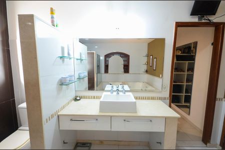 Casa à venda com 574m², 4 quartos e 3 vagasBanheiro da Suíte 4