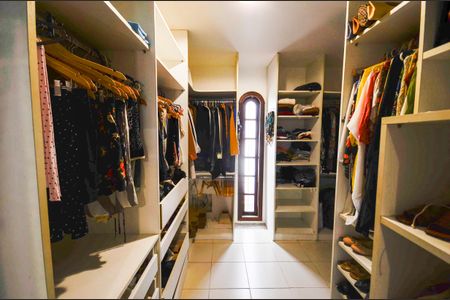 Casa à venda com 574m², 4 quartos e 3 vagasCloset da suíte 4