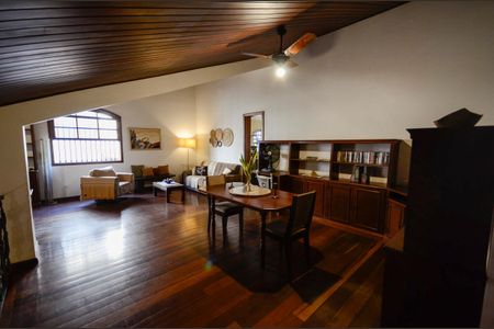 Casa à venda com 574m², 4 quartos e 3 vagasSala