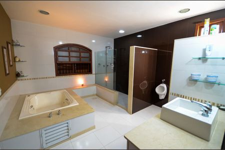 Casa à venda com 574m², 4 quartos e 3 vagasBanheiro da Suíte 4