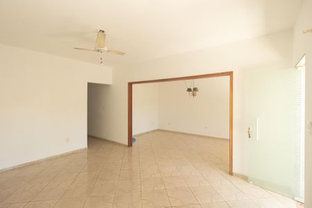 Casa para alugar com 548m², 5 quartos e 2 vagas Casa para alugar com 548m², 5 quartos e 2 vagasSala