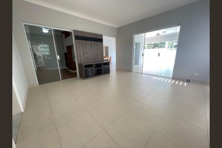 Casa de condomínio para alugar com 322m², 4 quartos e 3 vagas Casa de condomínio para alugar com 322m², 4 quartos e 3 vagasSala de TV
