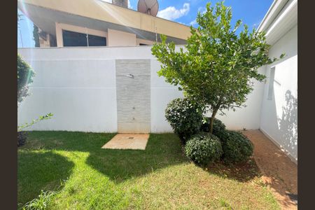 Casa de condomínio para alugar com 322m², 4 quartos e 3 vagas Casa de condomínio para alugar com 322m², 4 quartos e 3 vagasÁrea externa