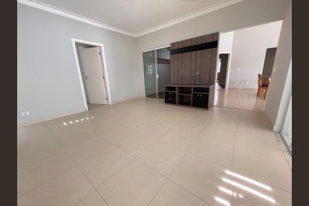 Casa de condomínio para alugar com 322m², 4 quartos e 3 vagas Casa de condomínio para alugar com 322m², 4 quartos e 3 vagasSala de TV