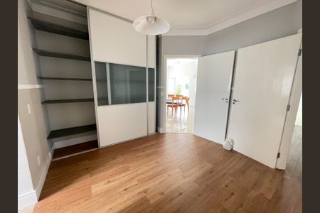 Casa de condomínio para alugar com 322m², 4 quartos e 3 vagas Casa de condomínio para alugar com 322m², 4 quartos e 3 vagasEscritório