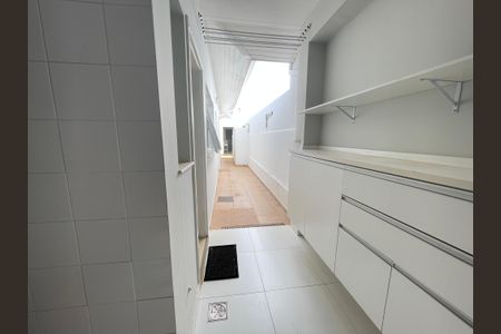 Casa de condomínio para alugar com 322m², 4 quartos e 3 vagas Casa de condomínio para alugar com 322m², 4 quartos e 3 vagasÁrea de Serviço