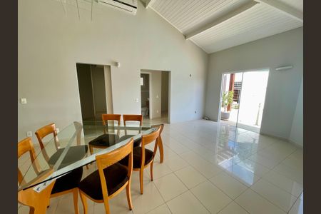 Casa de condomínio para alugar com 322m², 4 quartos e 3 vagas Casa de condomínio para alugar com 322m², 4 quartos e 3 vagasSala de Jantar