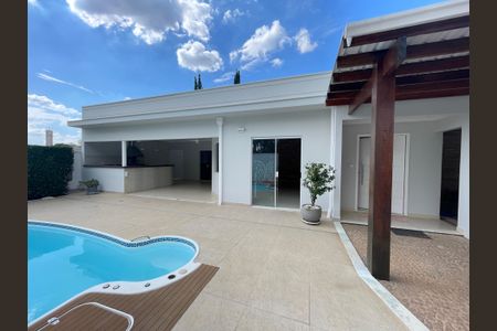 Casa de condomínio para alugar com 322m², 4 quartos e 3 vagas Casa de condomínio para alugar com 322m², 4 quartos e 3 vagasÁrea externa