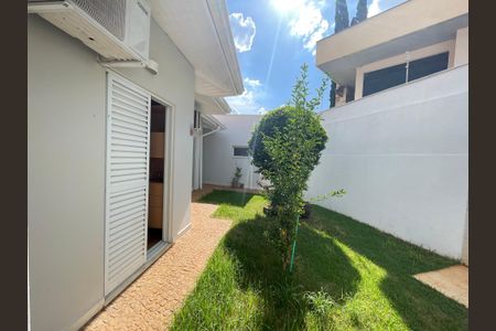 Casa de condomínio para alugar com 322m², 4 quartos e 3 vagas Casa de condomínio para alugar com 322m², 4 quartos e 3 vagasÁrea externa