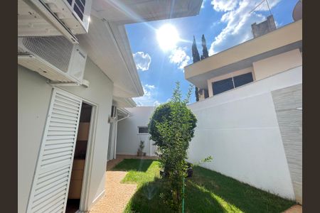 Casa de condomínio para alugar com 322m², 4 quartos e 3 vagas Casa de condomínio para alugar com 322m², 4 quartos e 3 vagasÁrea externa