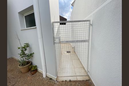 Casa de condomínio para alugar com 322m², 4 quartos e 3 vagas Casa de condomínio para alugar com 322m², 4 quartos e 3 vagasÁrea externa