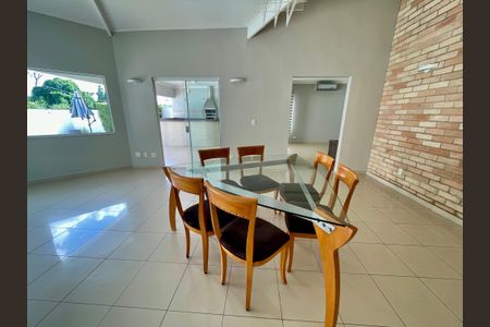 Casa de condomínio para alugar com 322m², 4 quartos e 3 vagas Casa de condomínio para alugar com 322m², 4 quartos e 3 vagasSala de Jantar